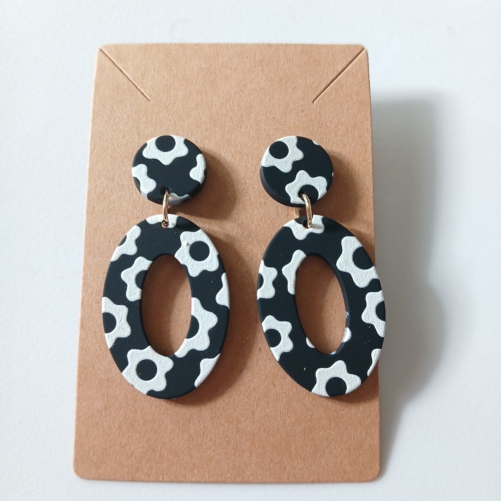 Fashion Jewelry Black and White Floral Earrings